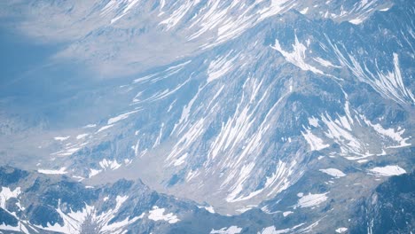 Vista-Aérea-Paisaje-De-Montañas-Cubiertas-De-Nieve